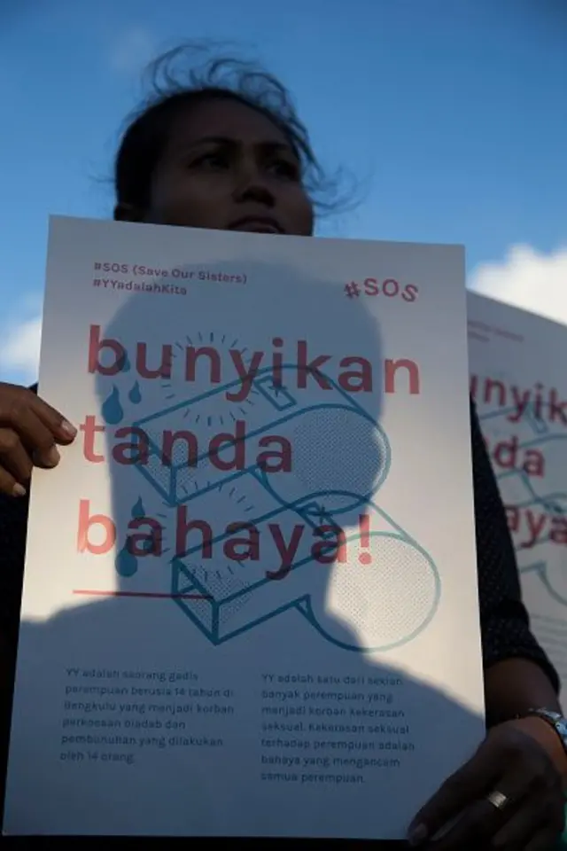 Aktivis wanita berkumpul di depan istana Indonesia untuk mengutuk tindakan 14 anak laki-laki dari Benkulu-Indonesia yang memperkosa seorang gadis muda, membunuhnya, dan membuangnya di tebing, di Jakarta, Indonesia, pada 4 Mei 2016.
