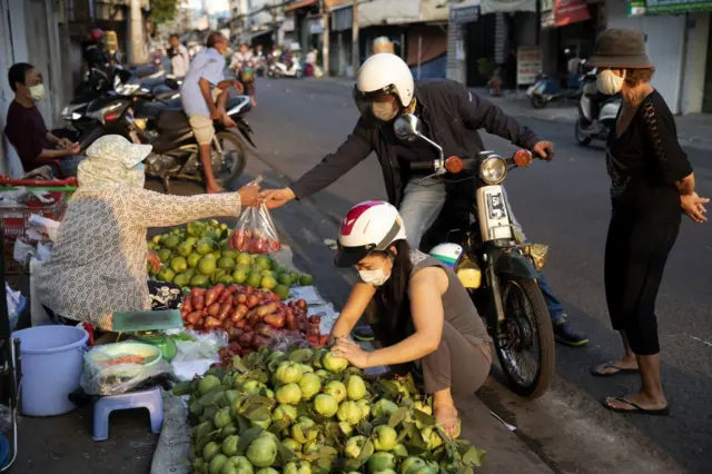 Người dân mua trái cây ở Sài Gòn