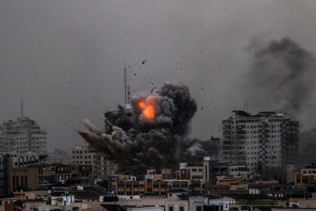 El humo se eleva sobre los edificios mientras continuaban los ataques aéreos israelíes en el barrio de al Rimal de la ciudad de Gaza este 9 de octubre.