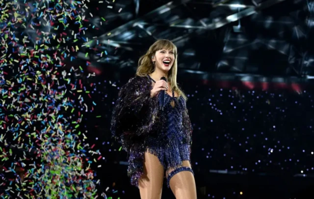 حققت جولة "حقبات" إيرادات قياسية بلغت ملياري دولار من شباك التذاكر، إضافة إلى ملايين أخرى جنتها سويفت من مبيعات المنتجات المرافقة وحدها.