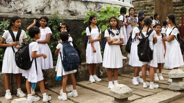 පාසල් බෑග් එකේ බරත් අඩු වේවි