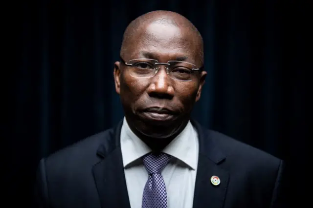 Domingos Simoes Pereira en veste noire, chemise blanche et cravate carrelée bleue et blanche, est l'opposant principal en Guinée-Bissau.