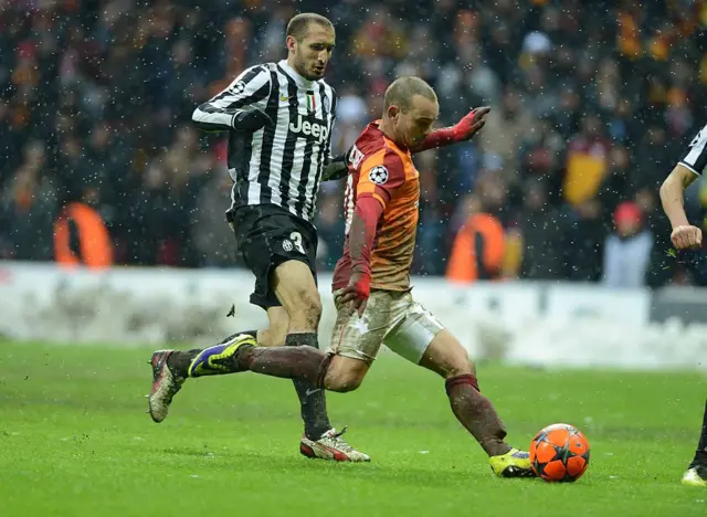 Wesley Sneijder ve Giorgio Chiellini mücadele ediyor