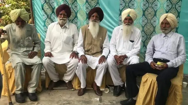 ਰਿਸਾਲਦਾਰ ਜਗਤ ਸਿੰਘ ਦੇ ਪੋਤੇ- ( ਖੱਬੇ ਤੋਂ ਸੱਜੇ) ਬਲਬੀਰ ਸਿੰਘ, ਕਸ਼ਮੀਰ ਸਿੰਘ, ਕੁਲਵੰਤ ਸਿੰਘ, ਸੁਰਜੀਤ ਸਿੰਘ ਅਤੇ ਹਰਮੀਤ ਸਿੰਘ