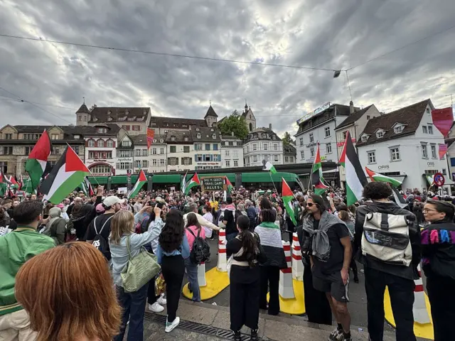 Activistas propalestinos protestan en Basilea contra la participación de Israel.