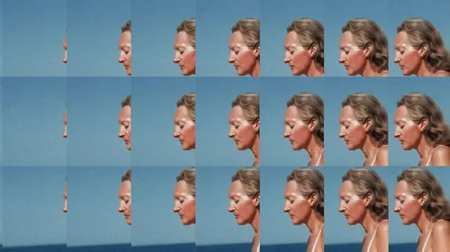 Une femme bronzée à la plage.