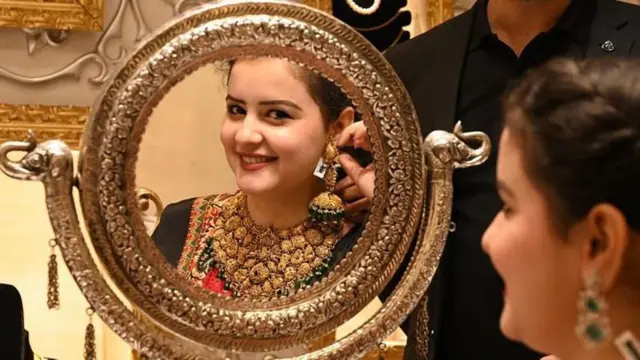 தங்கத்தின் விலை மிக அதிகமாக உயர்ந்ததால், சிறிய தொகைக்கு தங்கம் வாங்க விரும்பும் பலர் டிஜிட்டல் தங்கத்தை (e-gold) வாங்கத் தொடங்கியுள்ளனர்.
