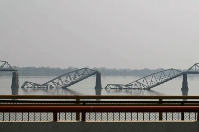 ငလျင်ကြောင့် ပြိုကျတဲ့ စစ်ကိုင်းတံတားအဟောင်း