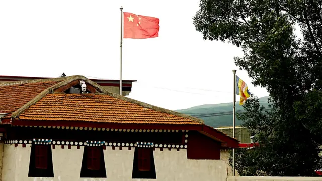A bandeira nacional chinesa acima do mosteiro de Kirti