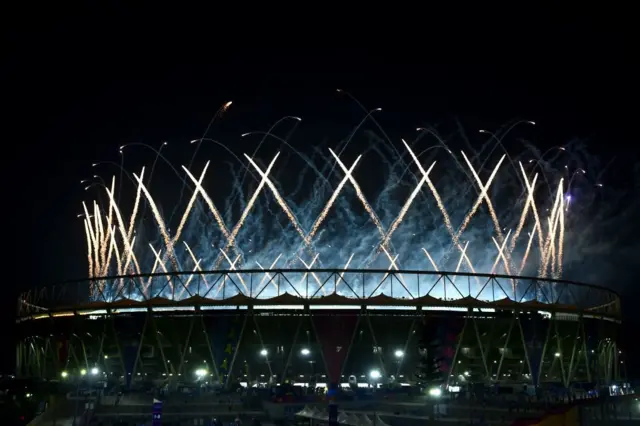 ম্যাচের পরে চলছে চ্যাম্পিয়ন্স সেলিব্রেশন, ততক্ষণে অবশ্য গ্যালারি ফাঁকা হয়ে যাচ্ছিল