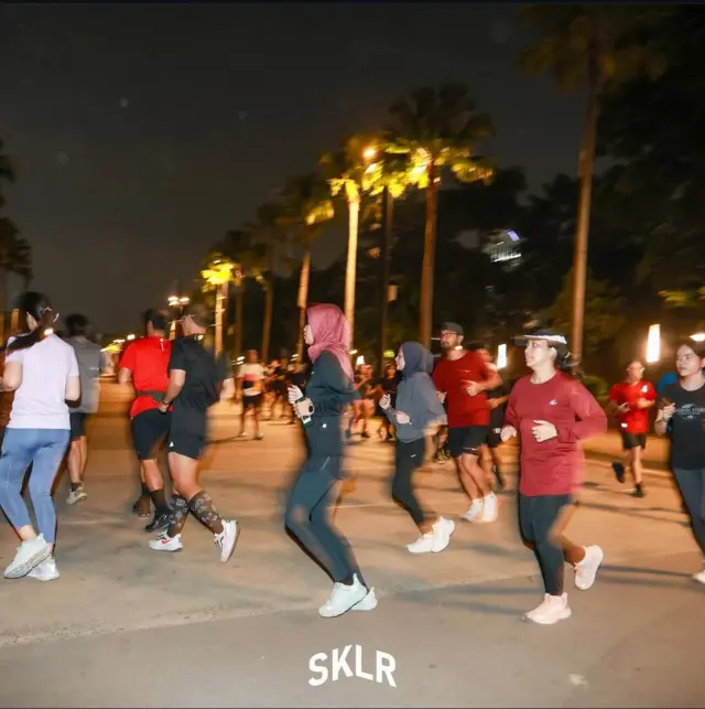 Komunitas Skolari berlatih lari di Gelora Bung Karno, Jakarta