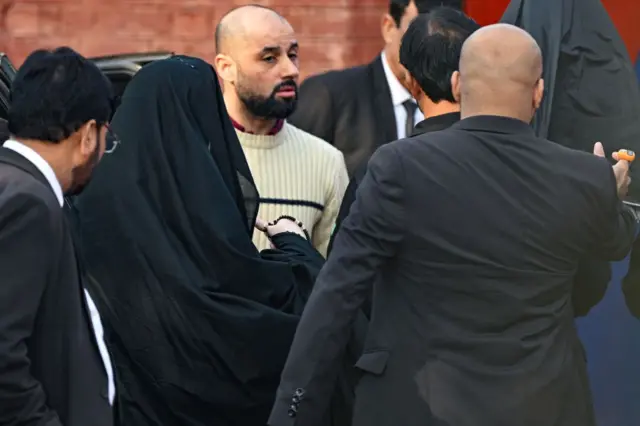 বুশরা বিবিকে (বাঁদিক থেকে দ্বিতীয়) বদিয়ালা জেলে নিয়ে যাওয়া হচ্ছে - ফাইল ছবি