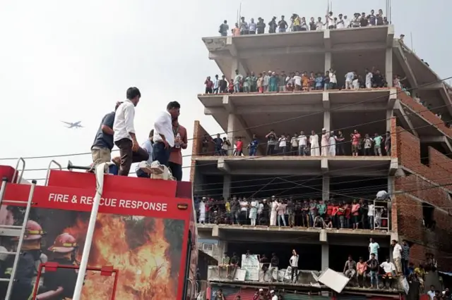 ঘটনাস্থলে উৎসুক জনতার ভিড়