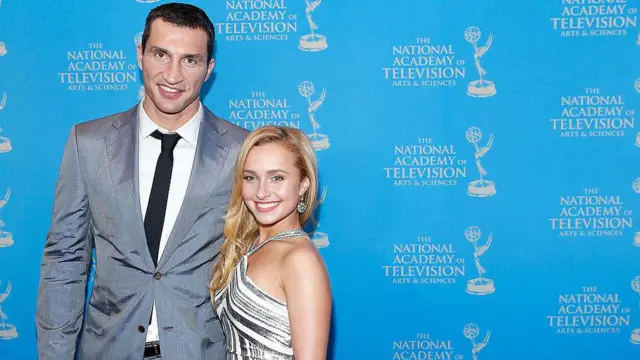 Na fotografia, Wladimir Klitschko, vestido com um terno cinza, aparece sorrindo com o braço em volta de Panettiere, que também sorri durante a recepção do Emmy Awards em 2013.