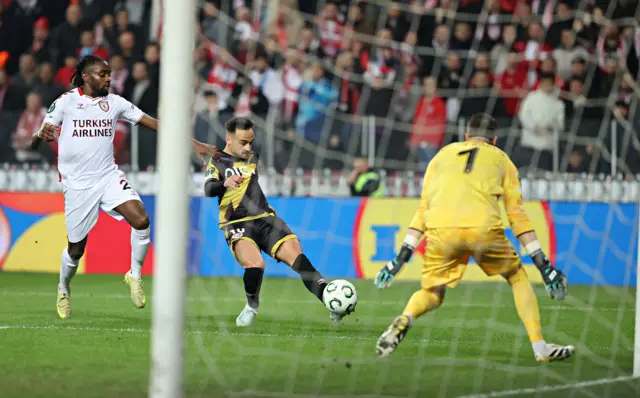 Rayo Vallecano'dan Alvaro Garcia isimli oyuncu kaleci ile karşı karşıya vuruşunu yapıyor.