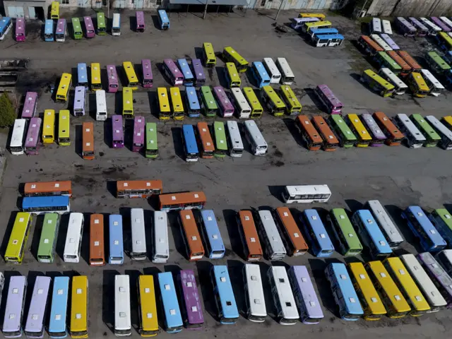 Жараксыз абалдагы автобустар токтогон жай