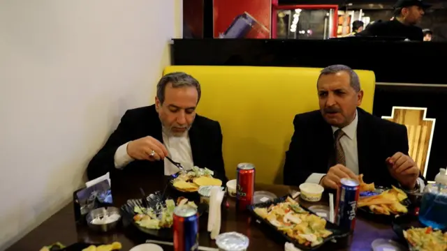 عباس عراقچی در حال غذا خوردن در رستورانی در دمشق