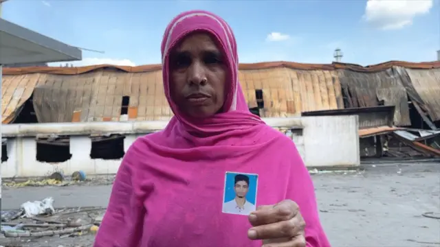 ছেলে আমানুল্লাহর ছবি হাতে রাশেদা বেগম। বন্ধুর সাথে ছবিটি রিপোর্টের শুরুতে দেখানো
