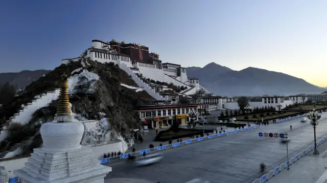 O palácio de Potala, em Lhasa (Tibete)