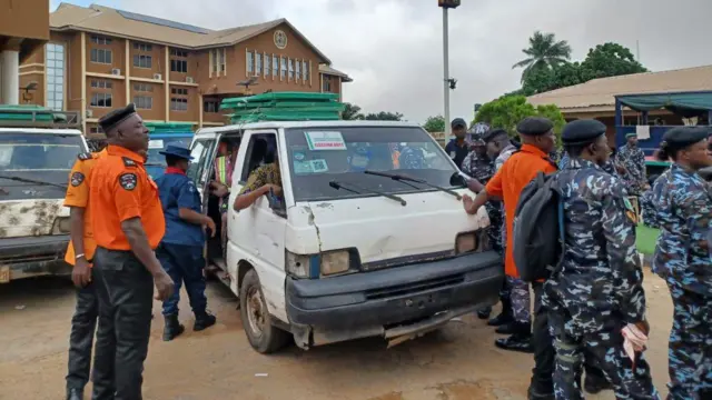 ndị ọrụ nchekwa dị iche iche n'ele anya dịka ndị INEC na eburu ihe ngwa ọrụ ha e ji atụ vootu