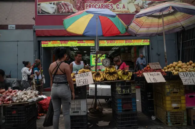 Mercado informal nas ruas da Venezuela