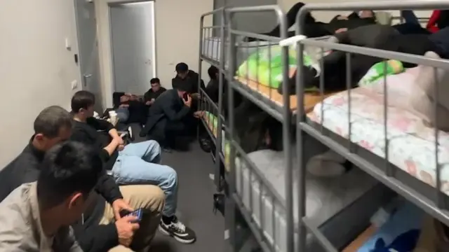 Аэропорттон Орусия аймагына өтө албай турган кыргызстандыктар