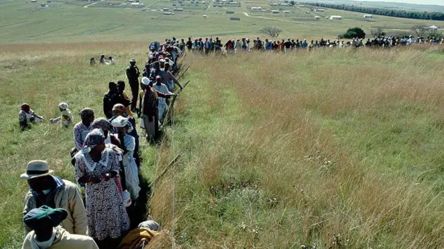 महिलाओं और पुरुषों की कतार