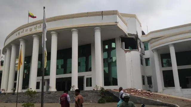 ဇွန်လတုန်းက ငလျင်လှုပ်ခတ်လို့ မအူပင်တက္ကသိုလ် ဘွဲ့နှင်းသဘင်ခန်းမဆောင်က အုပ်ချုပ်တွေပြိုကျခဲ့