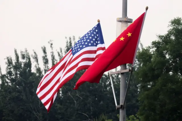 Bandeiras dos EUA e da China em Pequim