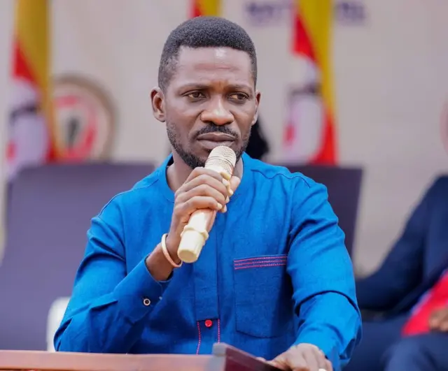 Bobi Wine yagiriza ubutegetsi bwa Uganda kunyuruza abamushigikiyiye ngo bamukureko amaboko