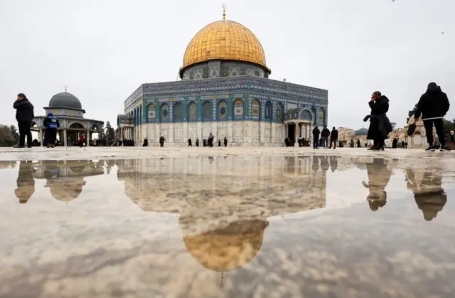 في أول جمعة خلال رمضان: قيود إسرائيلية على دخول الفلسطينيين للصلاة في باحات الأقصى - BBC News عربي