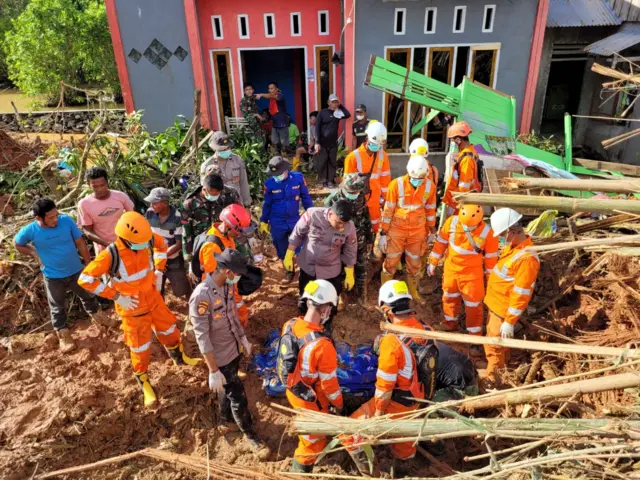 Longsor Natuna: 44 Korban Telah Dievakuasi Dan 10 Dalam Pencarian - BBC ...