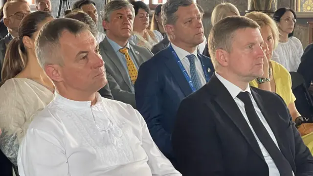 Посол України у Конго Василь Гамянін (праворуч) та посол України в Італії Ігор Брусило (ліворуч) під час екскурсії до Києво-Печерської лаври