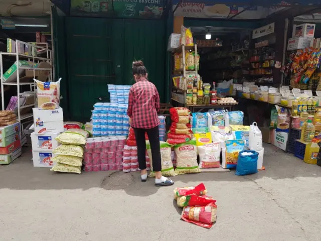 Каникул маалында апасына жардамдашып жаткан кыздардын бири