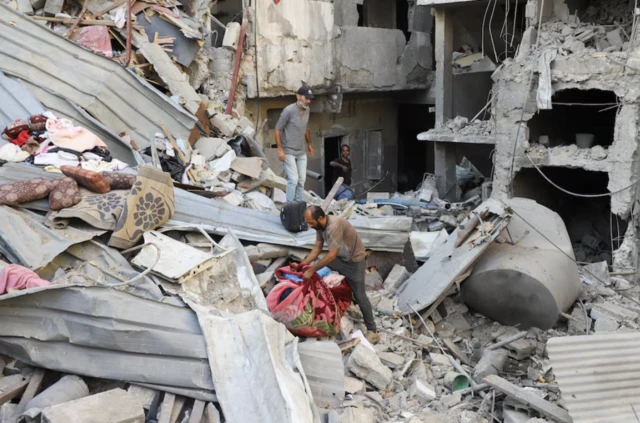 Người Palestine tại hiện trường một cuộc không kích của Israel vào ngày 4/10, tại một ngôi nhà thuộc khu phố Tuffah ở Thành phố Gaza (ảnh chụp ngày 5/10/2025) Người Palestine tại hiện trường một cuộc không kích của Israel vào ngày 4/10, tại một ngôi nhà thuộc khu phố Tuffah ở Thành phố Gaza (ảnh chụp ngày 5/10/2025)