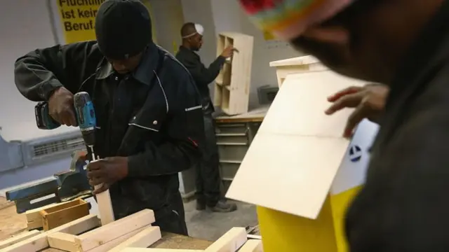 જર્મન સરકાર લોકોને એકીકૃત કરવા માટે ઉત્સુક છે જે કાર્યબળમાં જળવાઈ રહે છે