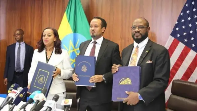ክልተ ምኒስተራት ኢትዮጵያ (ናይ ጥዕናን ፋይናንስን) ምስ ኣምባሳደር ኣመሪካ ኣብ ኢትዮጵያ ሰነድ ስምምዕ ድሕሪ ምፍርራሞም