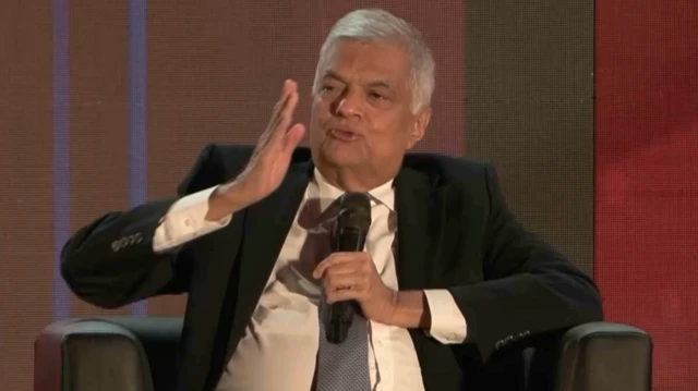 "ඔයාලා සතුටු වුණා බදු අඩු වුනා කියලා. නමුත් එතැනින් තමයි මේ ආර්ථික අර්බුදය පටන් ගත්තේ.''