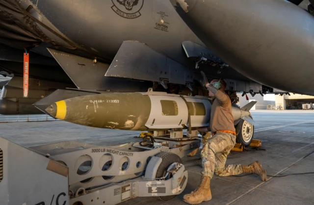 سرباز امریکایی در حال بستن بمب قبل از عملیات 
