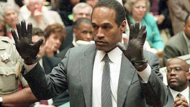 O.J. Simpson con guantes negros en el juicio de 1995.