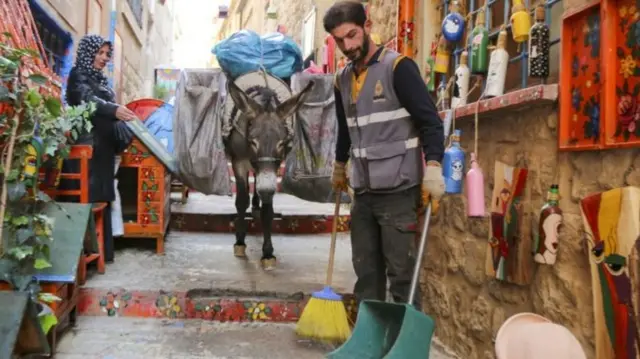 Un âne pour ramasser des ordures.