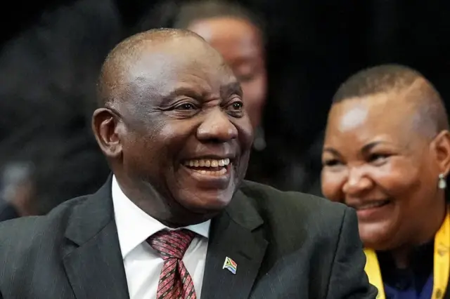 Perezida wa Afrika y’Epfo Cyril Ramaphosa mu munezero ahejeje gusubira gutorwa mu cicaro ca mbere  c’inama nshingamateka inyuma y’amatora muri Cape Town International Convention Center (CTICC) mu gisagara ca Cape Town, Afrika y’Epfo, ku wa 14 Ruheshi, 2024