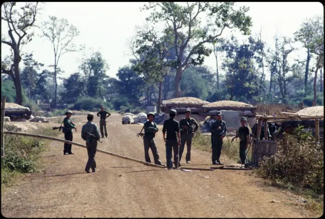 Quân lính Việt Nam gác ở biên giới giữa Thái Lan và Campuchia