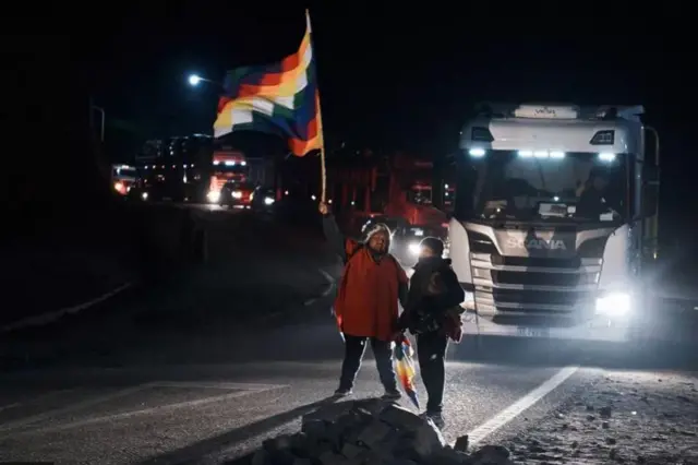 पुरमामार्का में प्रदर्शनकारियों ने सड़कों पर बैरिकेड लगा दिए हैं.