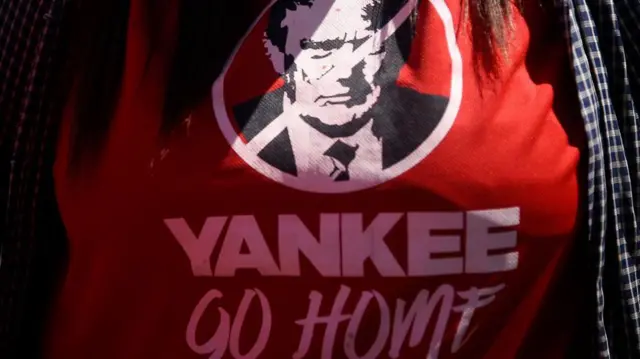 Camiseta en contra de Trump.