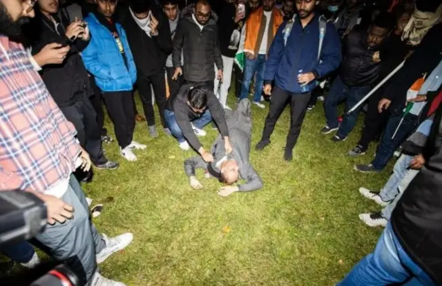 हिंसा के विरोध प्रदर्शन 