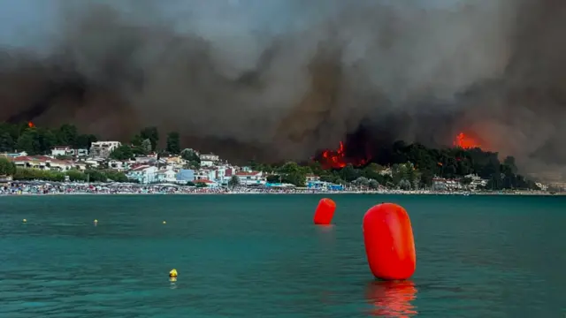 požar u grčkoj, požar na halkidikiju, požar u mestu Siviri na Halkidikiju