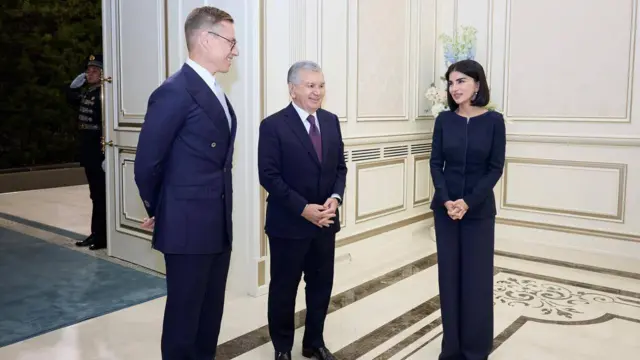Финландия президентди Александр Стубб Тошкентдаги Президент Администрацияси биносида Ўзбекистон президенти Шавкат Мирзиёев ва ПА раҳбари Саида Мирзиёева билан бирга
