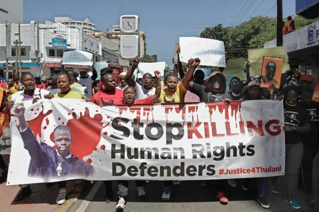 2023年史瓦帝尼著名人權律師圖拉尼·馬塞科（Thulani Maseko）在其寓所遭殺害，他是國王恩史瓦帝三世的激烈批評者。圖為肯亞有人權組織成員舉行遊行。