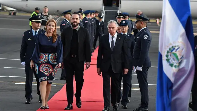 A su llegada a San José, Bukele es recibido por la vicepresidenta costarricense Mary Munive y el canciller Arnoldo André Tinoco.